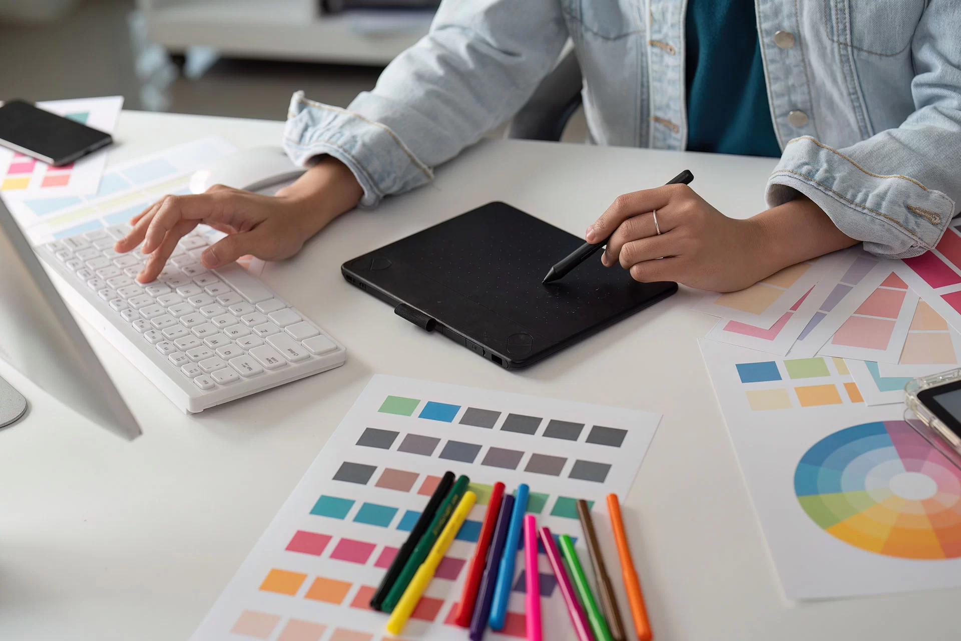 Questions to Ask a Web Designer Before You Sign a Contract 8 Questions to Ask a Web Designer Before You Sign a Contract - Featured Image